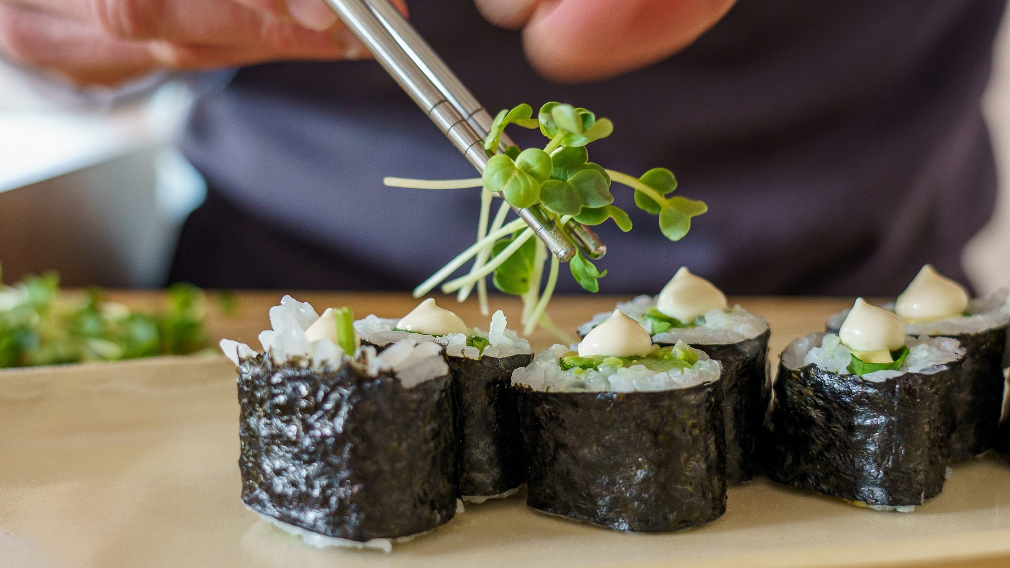 köstliches Sushi mit Stäbchen