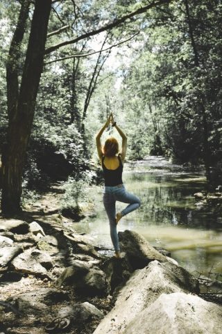 Yoga am Bach mitten im Wald